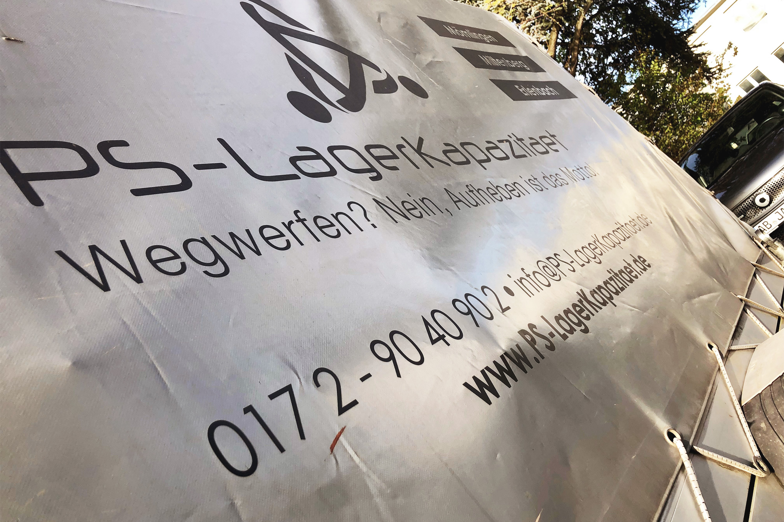 Arbeiter beim einlagern von Paletten und Kartons