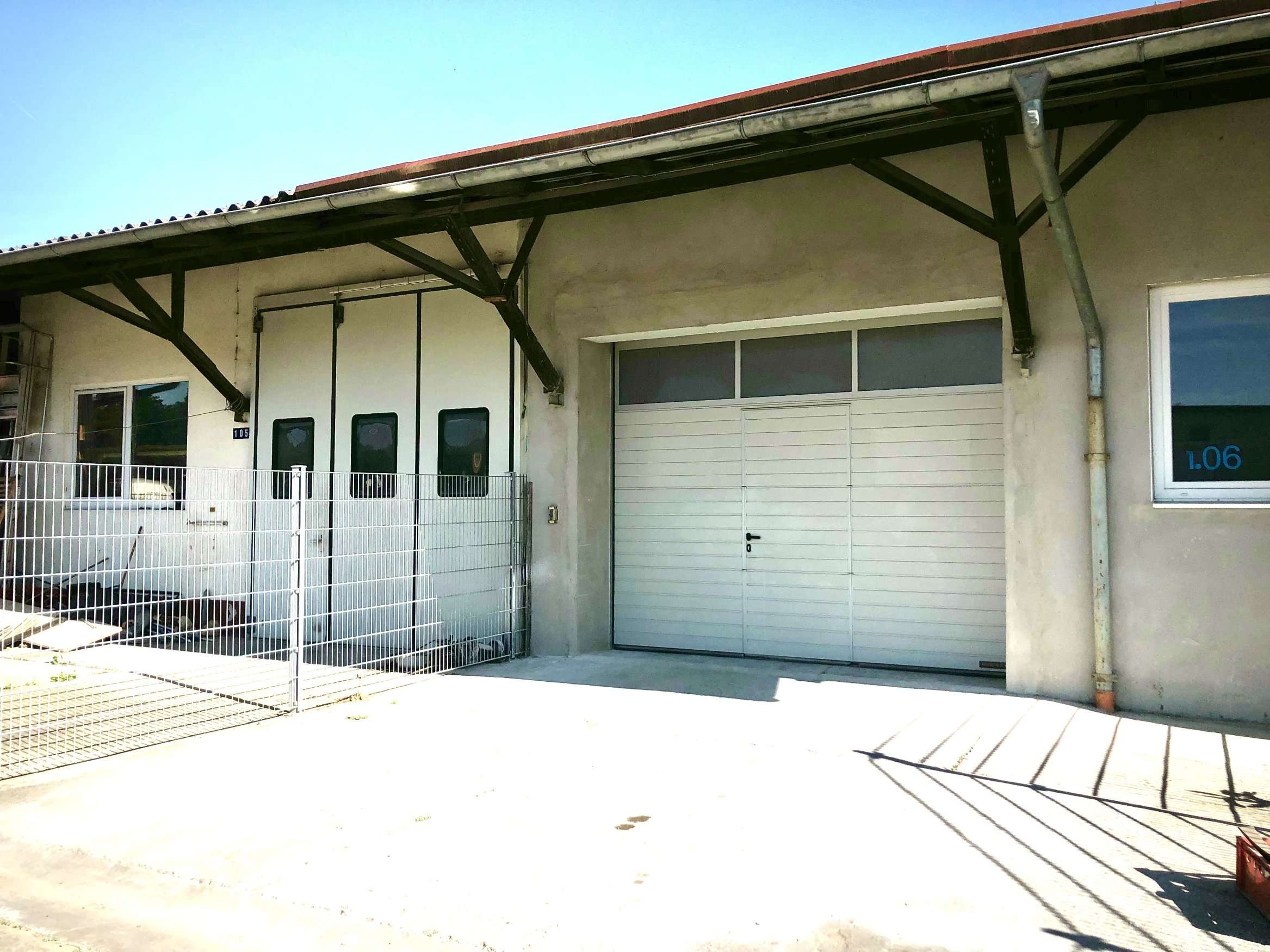 Arbeiter beim einlagern von Paletten und Kartons